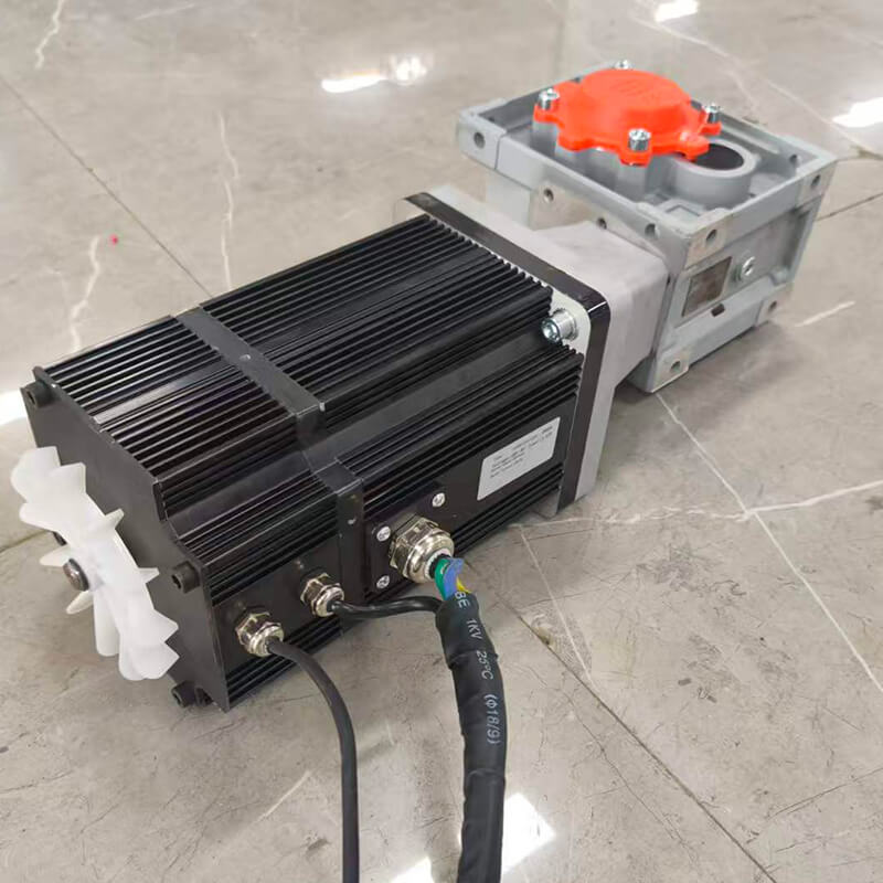 Silnik napędowy 2500 W z hamulcem i wentylatorem